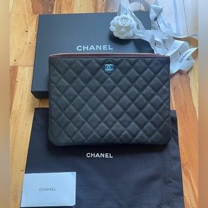 CHANEL Caviar Quilted Classic Pouch